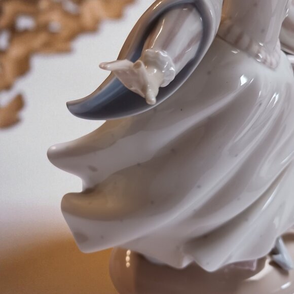 Vintage Lladro Cinderella #4828 Porcelain Figurine – “Lost Slipper” - Picture 15 of 15